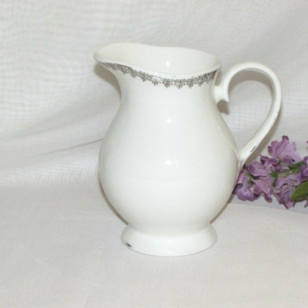 Royal Grafton Swan Lake Fine Bone China Creamer Vintage England White Silver
